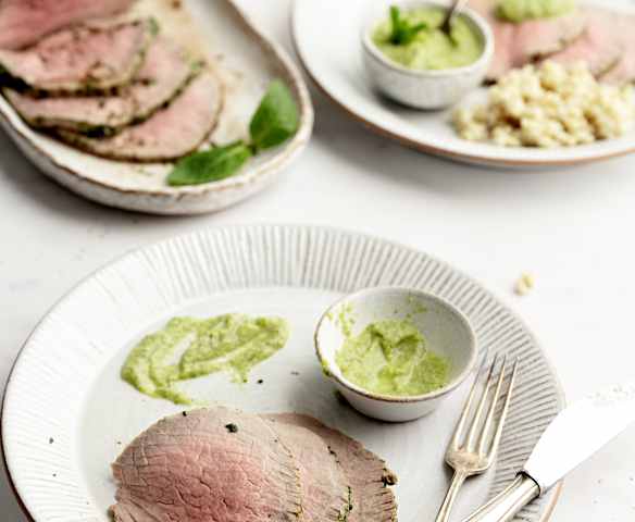 Rôti froid avec courgette et sauce à la menthe