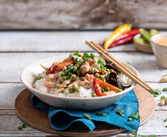 Kurczak z warzywami, ryżem basmati i sosem z nerkowców