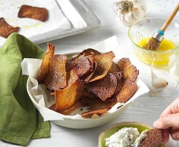 Brotchips mit Knoblauchmarinade