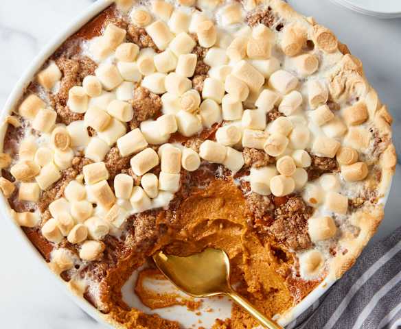 Cazuela dulce de camote, nuez y malvaviscos al horno (Pelar)