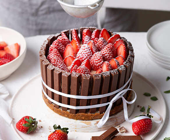 Tarta de crema de galletas caramelizadas y fresas Tarta de crema de galletas caramelizadas y fresas