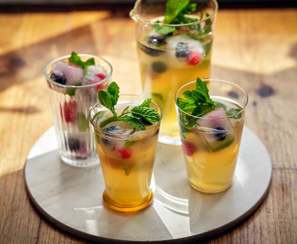 Iste med honning- og myntesirup og frugtisterninger Iste med honning- og myntesirup og frugtisterninger