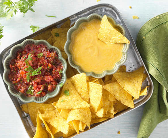 Vegane Käsedipsauce und Tomatensalsa mit Nachos