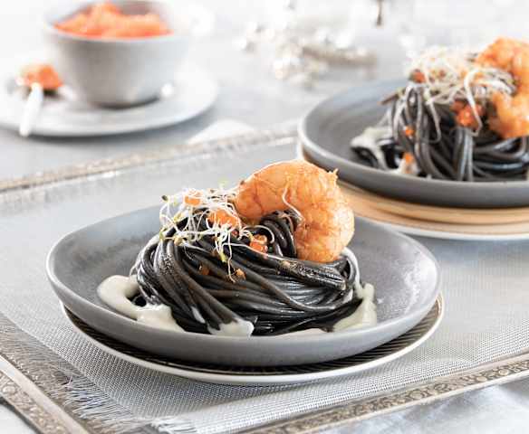 Czarny makaron z krewetkami i sosem parmezanowym