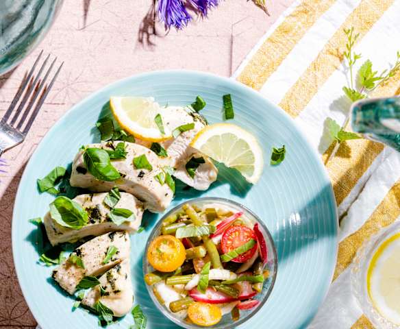 Poulet mariné aux herbes fraîches et salade printanière