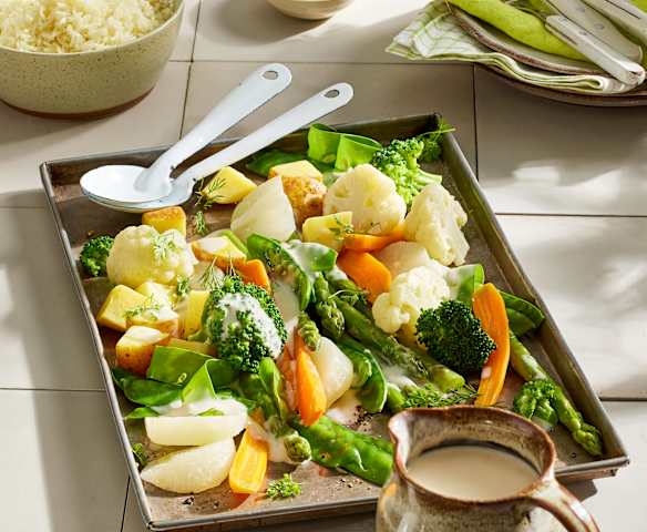 Gemüseplatte mit heller Sauce