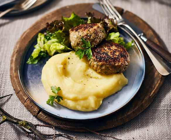Birnen-Kartoffelstampf mit Kräuter-Frikadellen