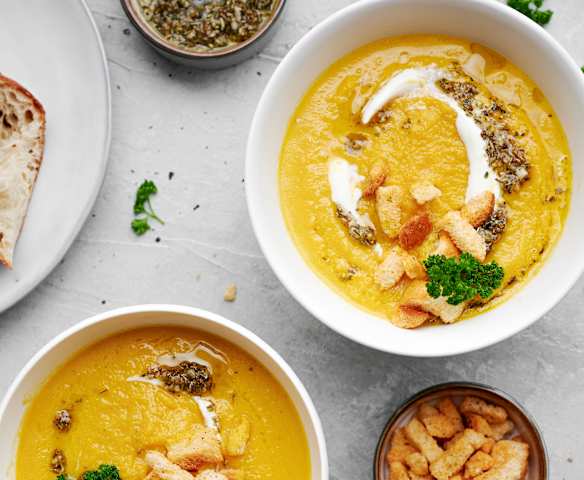 Crema di carote e sedano con olio alle erbe