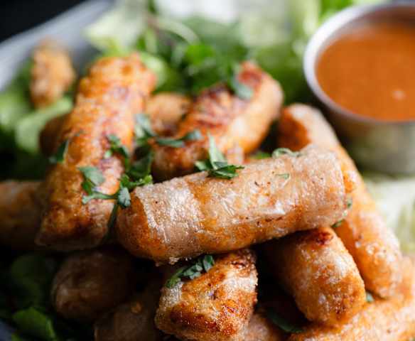 Spring Rolls de frango e molho Buffalo Spring Rolls de frango e molho Buffalo