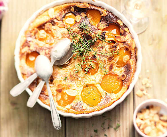 Clafoutis abricot, chèvre et amandes