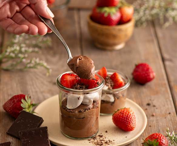 Mus czekoladowy z kawą zbożową i truskawkami (bez laktozy)
