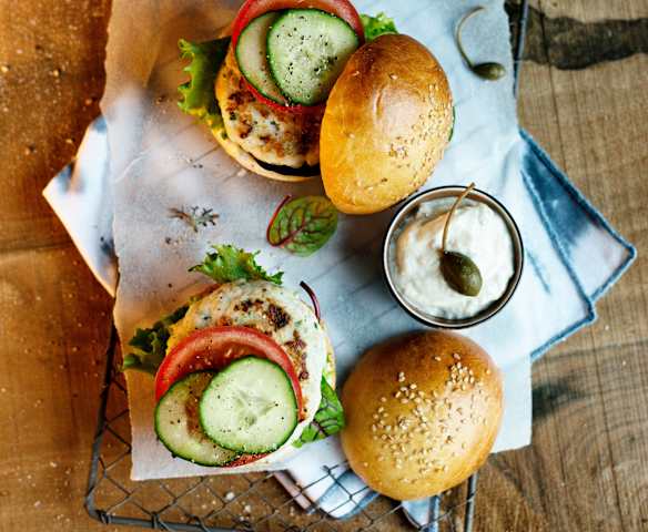 Fischburger mit Limetten-Kapern-Mayonnaise