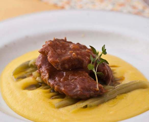 Bifinhos acebolados com cerveja, purê de mandioquinha e vagem ao vapor