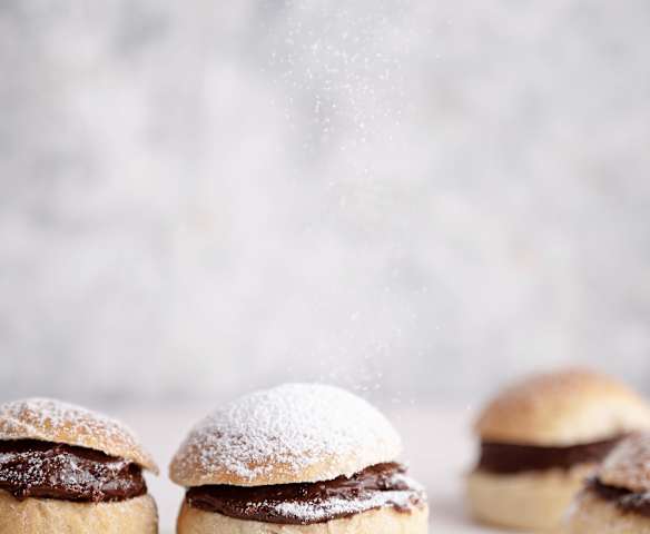 Sandwiches de pão de natas com creme de avelã