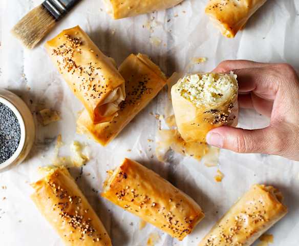Cilindros de pasta filo rellenos de queso y ras el hanut