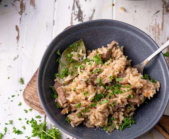 Arroz com tiras de carne e pimento vermelho