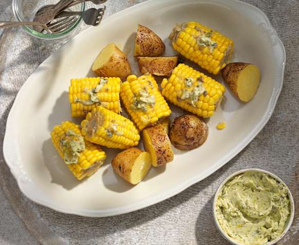 Kukuruz mit Zitronen-Kapern-Butter und Erdäpfeln