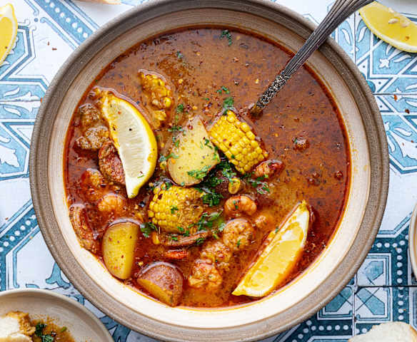 Patatas guisadas con chorizo y langostinos