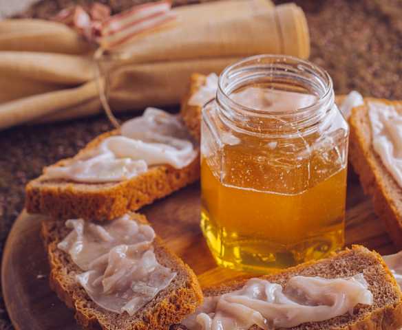 Crostini di pane alle castagne e noci con lardo e miele