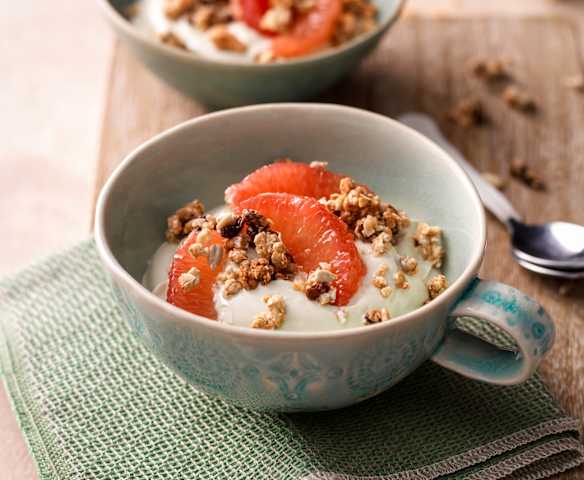Yogurt al té matcha con granola Yogurt al té matcha con granola