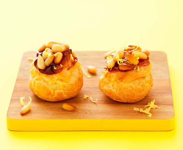 Bignè alla crema al limone con pinoli e caramello