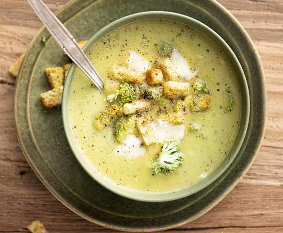 Crema de brócoli con gorgonzola y picatostes crujientes Crema de brócoli con gorgonzola y picatostes crujientes