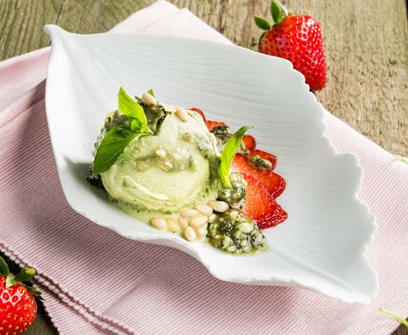 Basilikumeis mit Erdbeercarpaccio und süßem Pesto