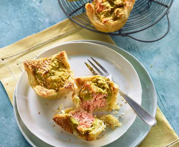 Blätterteigmuffins mit Lachs und Avocado