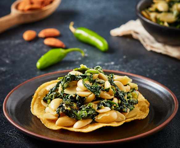 Espinacas salteadas con almendras y chile verde