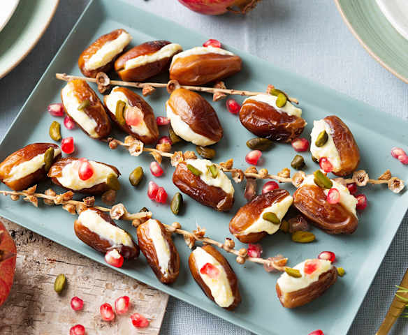 Dátiles rellenos de queso con granada y naranja