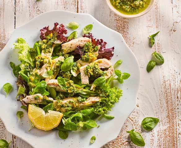 Sałatka z kurczakiem i salsą verde