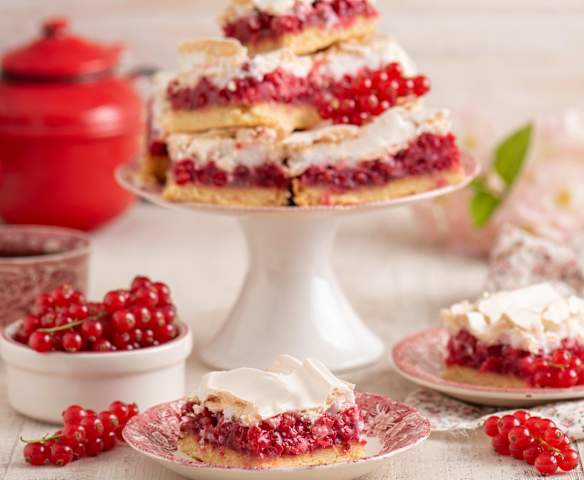 Kruche ciasto z porzeczkami i bezą