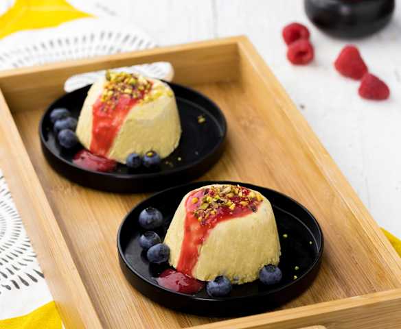 Gelato alla ricotta con mirtilli e coulis di lamponi