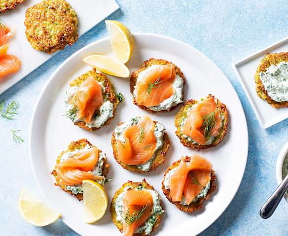 Tortitas de patatas con crema de hierbas y salmón ahumado