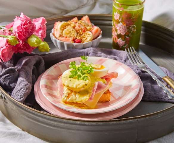 Desayuno en cama: Jugo, fruta y huevos benedictinos TM6 Desayuno en cama: Jugo, fruta y huevos benedictinos TM6