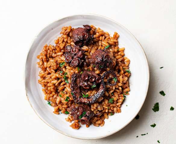 Pulpo con cebolla dorada y arroz en cocción lenta