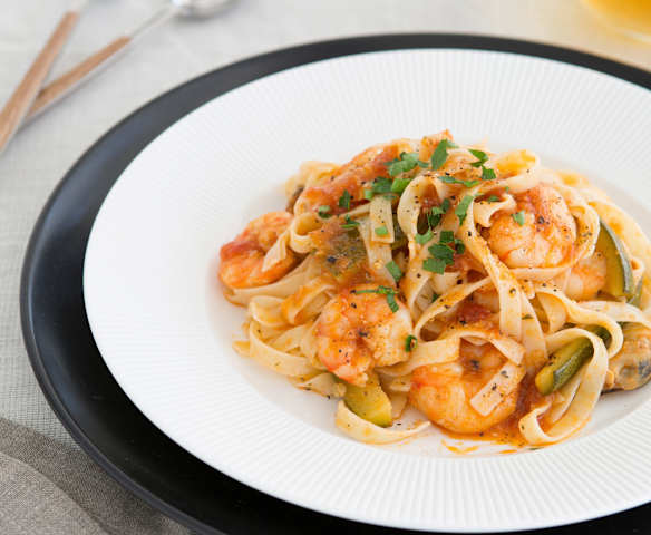 Ταλιατέλες με κολοκυθάκια, γαρίδες και μύδια