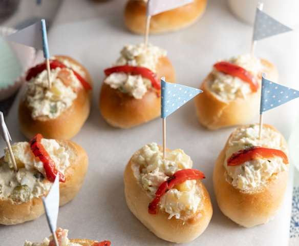 Barchette ripiene di insalata uova e tonno