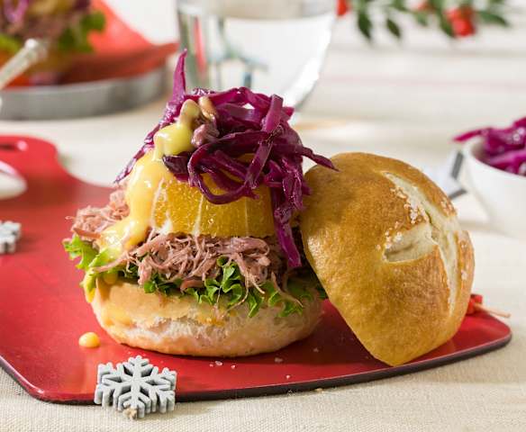 Hamburguesa de confit de pato y lombarda con salsa de naranja