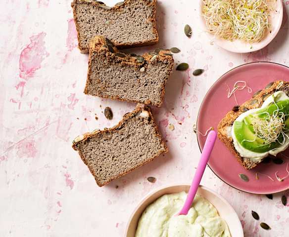 Pan de chía y almendras con topping de aguacate Pan de chía y almendras con topping de aguacate