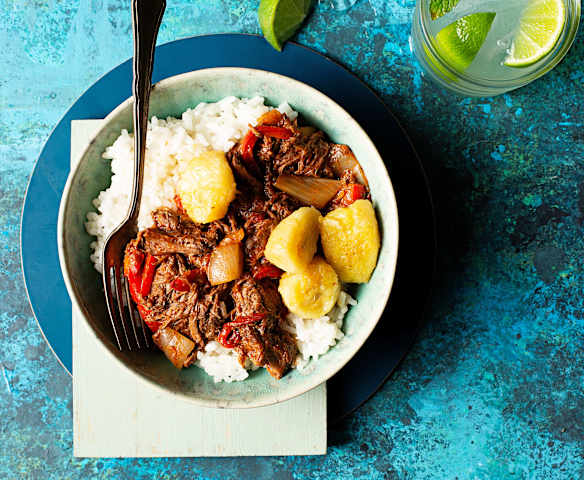 Ropa vieja con arroz blanco y plátano