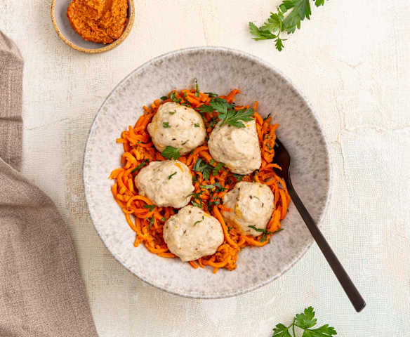 Spaghetti z marchewki z pulpetami z indyka (TM6)