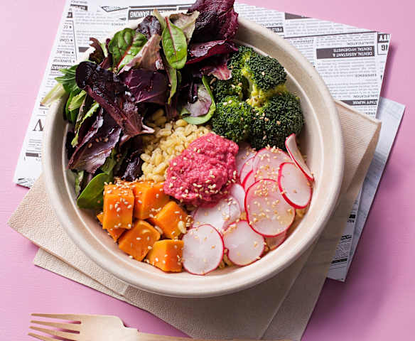 Bowl mit Zartweizen, Gemüse und Rote-Rüben-Hummus