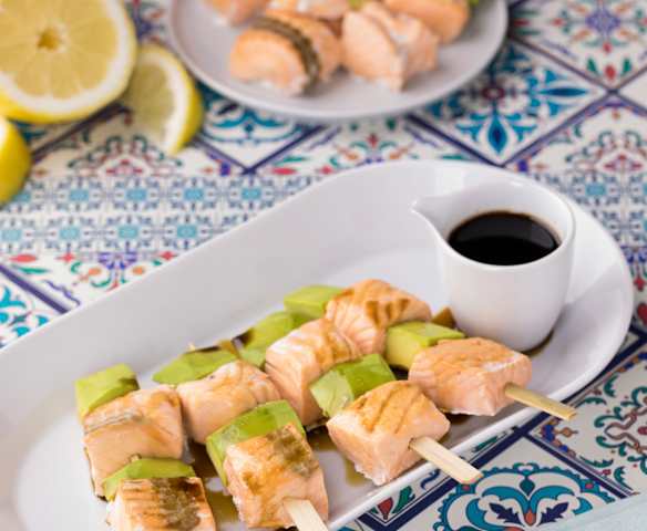 Spiedini di salmone e avocado