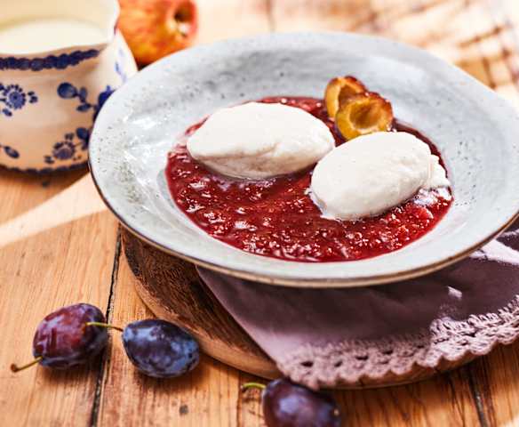 Zwetschkenkoch mit Schneenockerln