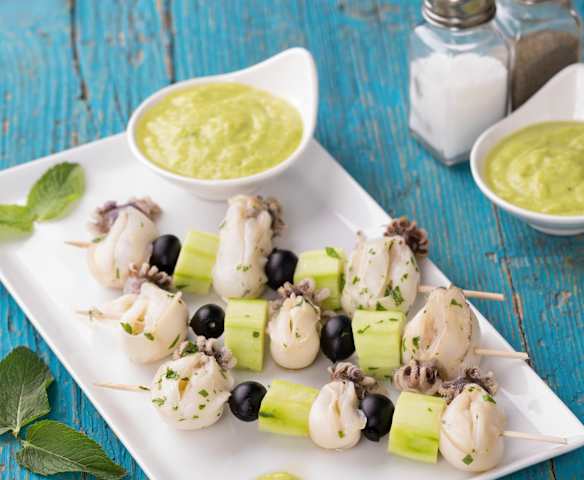 Spiedini di seppioline e cetrioli