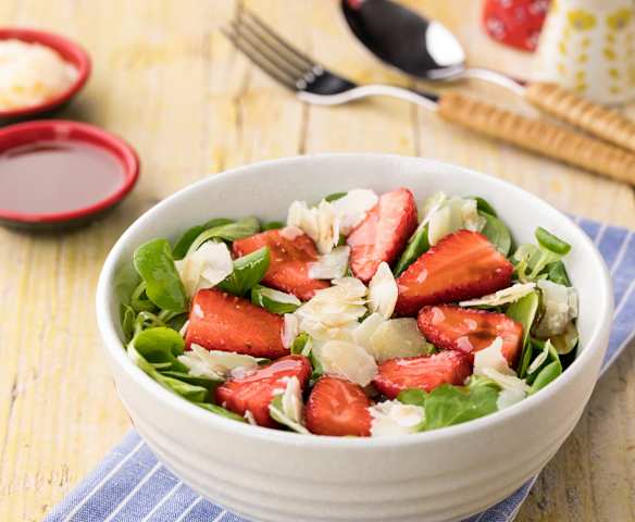 Insalata di fragole, soncino e Parmigiano reggiano