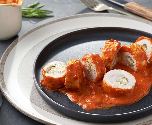 Rollitos de pollo al vacío con salsa de pimientos