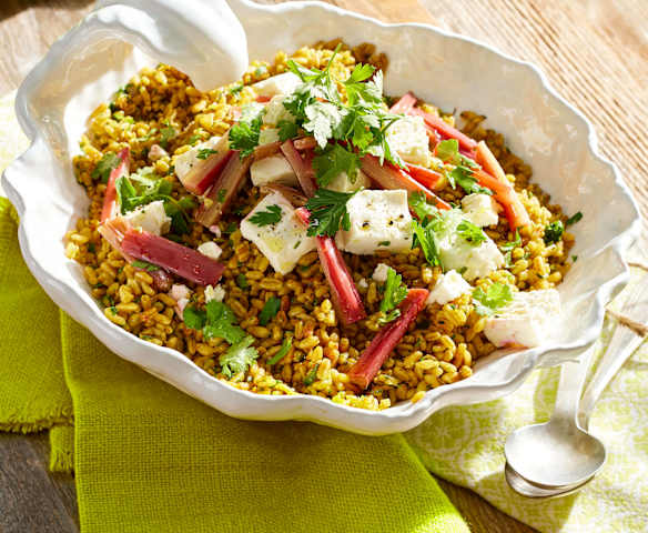 Orientalischer Ebly®-Salat mit Rhabarber und Schafskäse