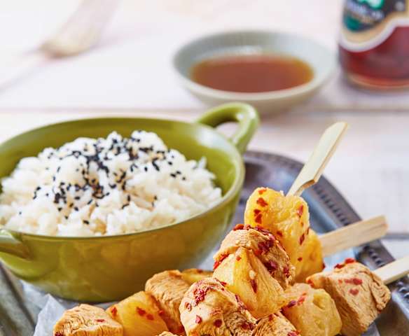 Brochetas de pollo y piña